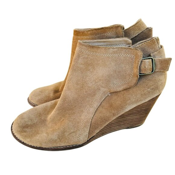 Lucky Brand ‘Yasine’ Suede Wedge Slip On Buckle Ankle Bootie Tan/Camel 10 Boho - Picture 4 of 13